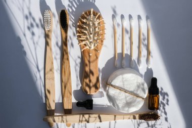 Beyaz arka planda eko doğal banyo aksesuarları ve kozmetik ürünleri. Sıfır kayıp. Plastiksiz. Düz yatış stili. Düğüm konsepti. Gerekli yağ ya da serum. Moda gölgeleri