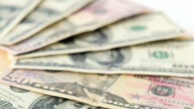 4 bin. Odaklanma tekniği değiştiriliyor. Dolar banknotları. İş konsepti, gelişim perspektifi. Düz yatıyordu. Üst Manzara. Asgari yaratıcı biçim