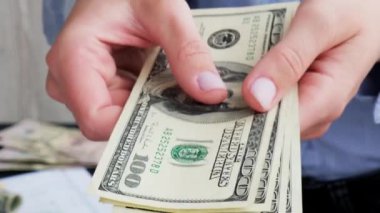 Ofis masasında çalışan iş kadını elleri. Maaş için para sayıyorum. Yatırım tasarrufu. Ekonomi, ekonomi ve ev konsepti. Zenginliğin iş bütçesi. Çalışma Alanı