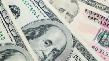 4K 100 dolarlık banknotlar dönüyor. Dönüşümlü kağıt para yakın plan. Paralı arka plan Amerikan 100 dolarlık banknotlar. Başkan Franklin 'in portresi, iş ve finans kavramı