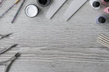 Tırnak cilası, manikür aletleri, masa üstü görünümü düz. Ev konseptinde manikür yapmayı. Evde kalarak manikür yapsana. Kişisel bakım. Spa, ilaç reklamı. Güzellik. Boşluğu kopyala