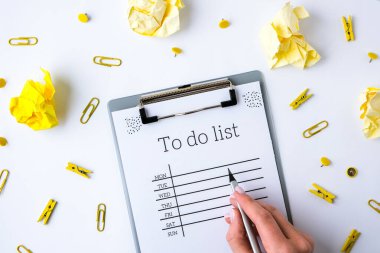 Ofis malzemeleriyle birlikte beyaz arka planda liste yapmak için. Üretken kalmayı planlıyorum. Düz yatıyordu. Üst Manzara. Sarı buruşuk kağıt. Modern işyeri