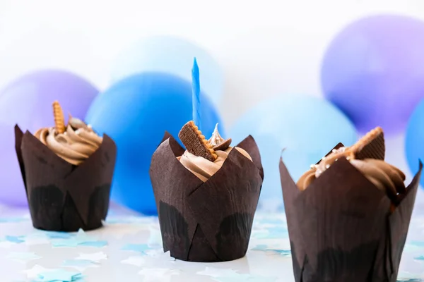 Deliziosi Cupcake Cioccolato Con Panna Candela Tre Muffin Cioccolato Festa — Foto Stock