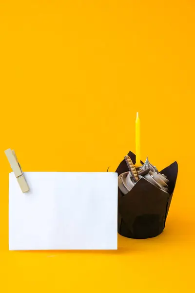 Läcker Choklad Muffins Med Grädde Och Ljus Mörk Bakgrund Chokladmuffins — Stockfoto