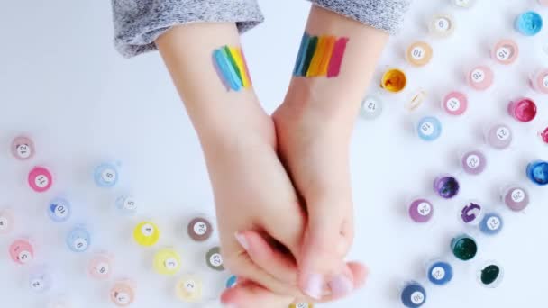 Bandera Rainbow LGBTQ pintada a mano. Apoyo a la comunidad lgbt. El mes del honor del orgullo. Conectando personas, tocando manos. — Vídeos de Stock