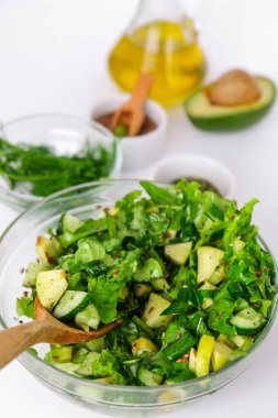 Taze yeşil sebze ve otlarla dolu bir salata. Sağlıklı beslenme ya da vejetaryen yemekleri pişirmek. Adım adım tarif et. Sağlıklı beslenme. Salata için malzemeler. Çiğ gıda konsepti. Avokadolu çeşitli organik meyve ve sebzeler. Vejetaryen menüsü. Taze ıspanak ve g