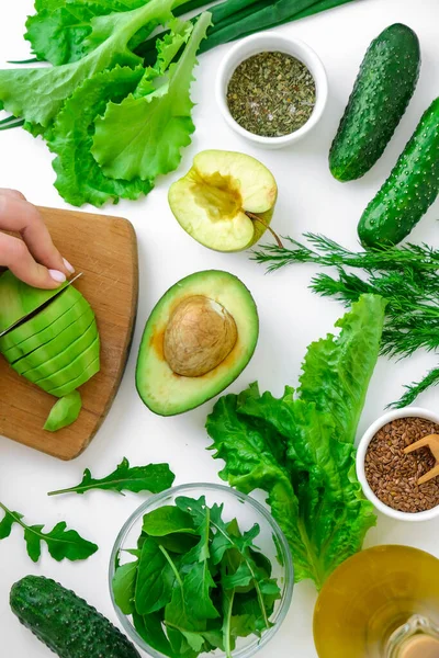 Taze Yeşil Sebze Ottan Salata Pişiren Bir Kadın Sağlıklı Beslenme — Stok fotoğraf