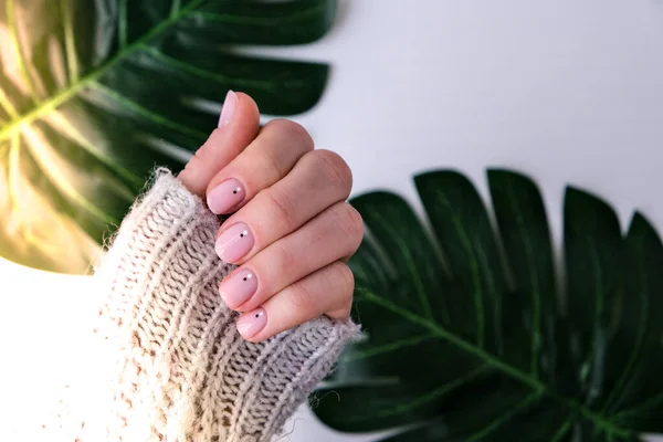 Vrouw Handen Met Mooie Naakte Manicure Palmblad Vrouwelijke Manicure Natuurlijke — Stockfoto