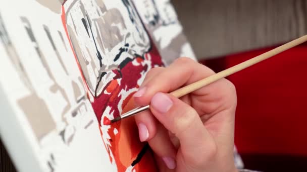 4k γυναικεία χέρια χρωματισμός ζωγραφίσει καμβά Εικόνα από τους αριθμούς αυτοκινήτων και το κορίτσι. Δημιουργικό χόμπι. Μπογιά για αρχάριους. Ψυχαγωγική δραστηριότητα για παραμονή στο σπίτι απομόνωση, αντι-στρες ιδέα. — Αρχείο Βίντεο