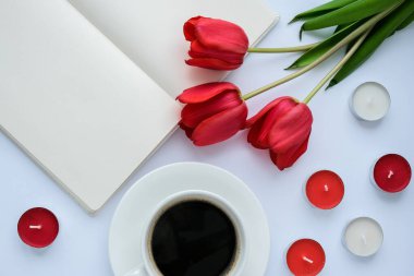 Metin için boş alan oluştur. Kırmızı laleler mumlar beyaz kahve fincanı sabah kahvaltısı. Tatil geçmişi. Tebrik kartı. Sevgililer Günü Anneler Günü. Üst Manzara. Düz yatıyordu