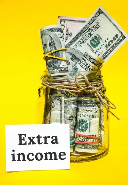 Dolar, nakit para ve ekstra gelir yazılı kağıt not. Finansal planlama kavramı. Yarı zamanlı dolandırıcılıktan ya da ikinci işten daha fazla para kazanırsın. Başlangıç yatırımı