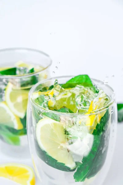 Cocktail Rinfrescante Mojito Bevanda Alcolica Limonata Con Foglie Limone Menta — Foto Stock