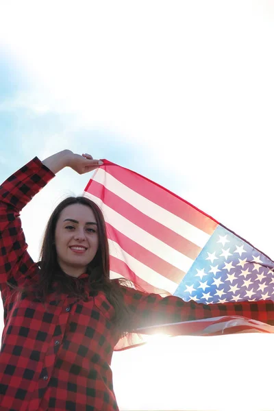 Joven Morena Milenaria Sosteniendo Bandera Nacional Usa Bandera Americana Viajero —  Fotos de Stock
