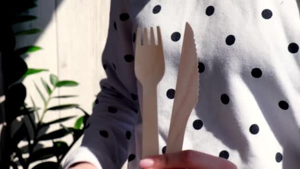 Zpomalený pohyb Ženské ruce drží dřevěné vidličky a papírové kelímky s talíři. Šetrné k životnímu prostředí jednorázové nádobí. Používá se v rychlém občerstvení, restauracích, občerstvení, piknikách. Žádný plast — Stock video
