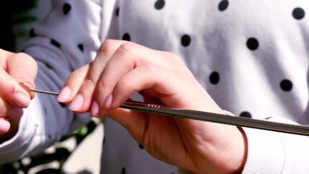 Lento movimiento Limpieza de la mujer Paja de metal reutilizable. Mano femenina sobre paja plegable reutilizable para beber. Estilo de vida ecológico y concepto de cero residuos. Libre de plástico — Vídeo de stock