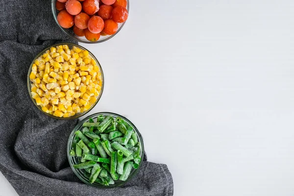 Três Tigelas Legumes Congelados Comida Milho Amarelo Feijão Verde Tomates — Fotografia de Stock