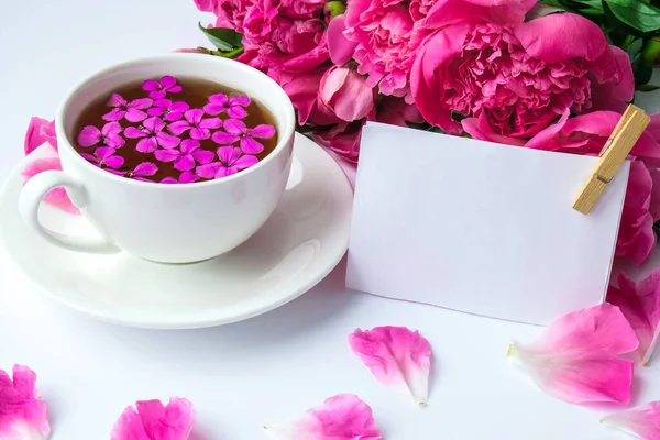 Creatieve Lay Out Met Roze Pioenrozen Bloemen Kopje Thee Heldere — Stockfoto