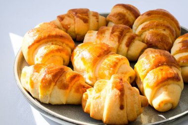 Tatlı gri tabağında ev yapımı lezzetli kruvasanlar. Ev yapımı tereyağlı kruvasan keki. Ev fırını. Frances ulusal yemek. Sabah kahvaltısı