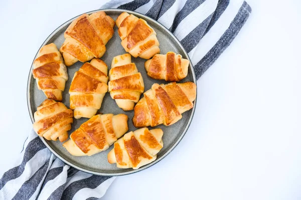 Croissants Deliciosos Caseiros Uma Sobremesa Prato Cinza Toalha Cozinha Bolo — Fotografia de Stock