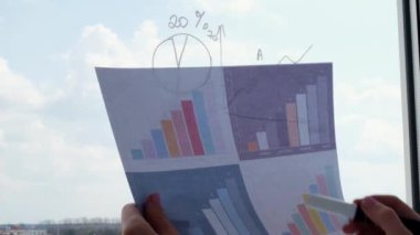 Pencere camında 4K Hand çizelgesi var. İş büyümesi konsepti. İşadamı grafik çizerek büyüyen grafik çiziyor