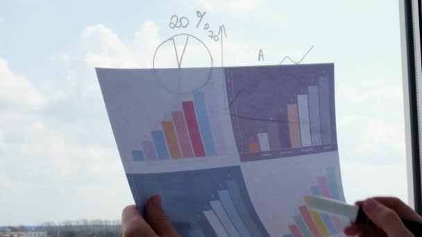 4k mão segurando gráfico mostrar no vidro da janela. Conceito de crescimento de negócios. Empresário desenho gráfico crescente gráfico — Vídeo de Stock