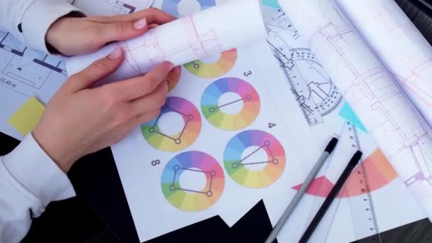 Les mains utilisent un crayon avec un rapporteur. Projets architecturaux dessins avec outils. Lieu de travail des architectes. Ingénierie Designers d'intérieur table de travail — Video