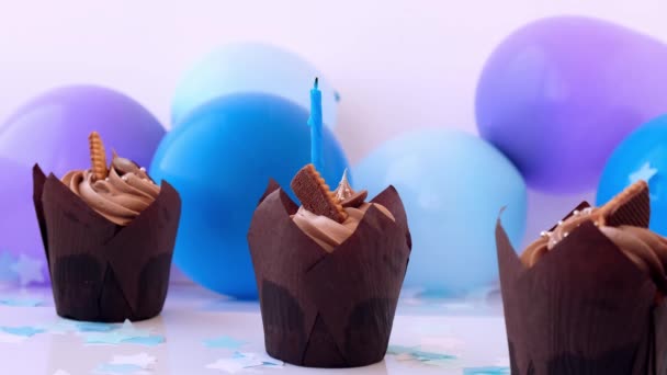 Lahodné čokoládové dortíky se smetanou a hořícími svíčkami. Plamen 3 čokoládový muffin. Narozeninová párty. Klukovský nebo dívčí koláč. Dětská párty — Stock video
