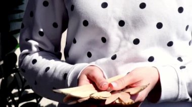 Ağır çekimde kadın eller tahta çatallar ve tabaklarla kağıt bardaklar tutuyor. Çevre dostu tek kullanımlık sofra takımı. Fast food, restoran, paket servis, piknik gibi şeylerde kullanılır. Plastik yok