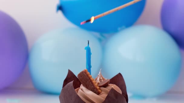 Bolo de chocolate saboroso doce com vela queimando no fundo festivo azul. Chama, soprar para fora o conceito feliz da festa de aniversário. Delicioso bolo de aniversário — Vídeo de Stock