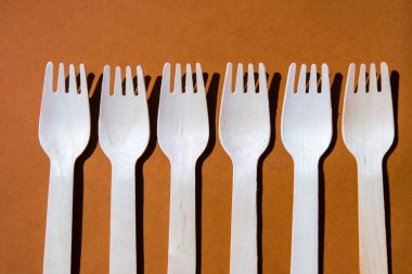 Çevre dostu fast food konteynerleri. Tahta çatallar. Çevre dostu tek kullanımlık sofra takımı. Fast food, restoran, paket servis, piknik gibi şeylerde kullanılır. Plastik sıfır atık