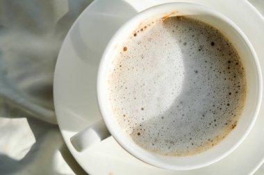 Süt köpüklü kirli beyaz çay. Sabah kahvesi. Latte cappuccino. Kahvaltıda. kafe