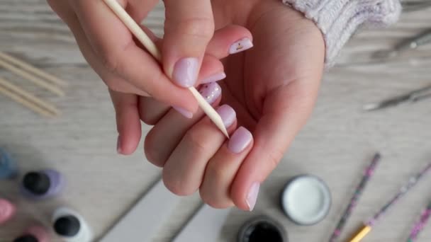 Nowoczesny kobiecy nagi design manicure. Pielęgnacja paznokci. Profesjonalny manicure sprzętowy. Procedura przygotowania paznokci. Manikiurzystka odpycha naskórek — Wideo stockowe