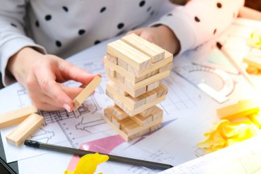 Mimar tasarımcı iç mimar yaratıcı işçi el evin masa mimarisi planı üzerine bir blok tahtası oyunu oynuyor, bir renk paleti. Kadın mimar ofis işyerinin planlarını çiziyor. Çalışma Alanı