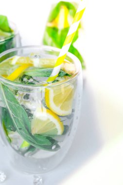 Mojito ferahlatıcı kokteyl, eko kağıt, pipet, alkol içeceği. Limonlu limonata ve arka planda nane yaprağı. Buz küpleri. Yaz ferahlatıcı detoks içecekleri. Temiz yemek, sağlıklı yaşam tarzı konsepti, diyet. Beslenme.