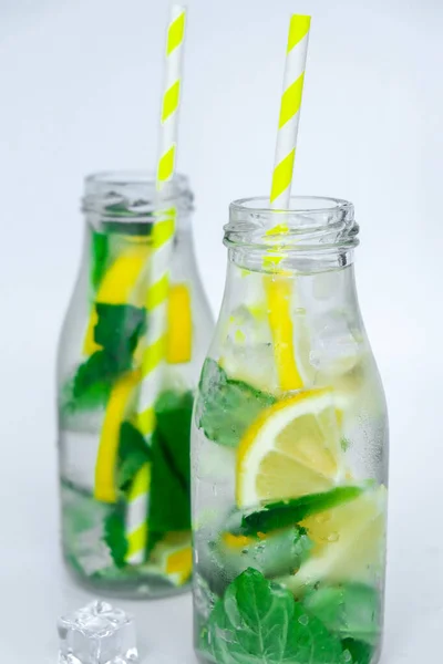 Cocktail Rinfrescante Mojito Con Carta Ecologica Bere Paglia Bevanda Alcolica — Foto Stock