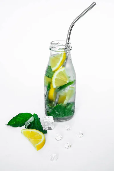 Cocktail Rinfrescante Mojito Con Paglia Bere Eco Metal Bevanda Alcolica — Foto Stock