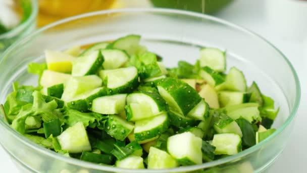 Женщина готовит салат из свежих зеленых овощей и трав. Готовить здоровую диету или вегетарианскую еду. Женские руки добавляют специи. Шаг за шагом рецепт. — стоковое видео