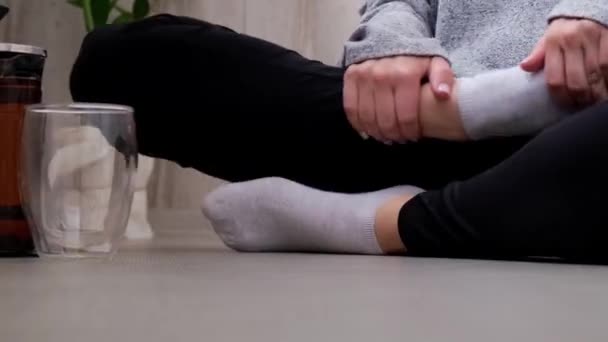 Ung tusenårig blond kvinna dricker te och gör yoga motion stretching fitness på balkong hem. Mindfulness meditation. Begreppet hälsosam kost, miljövänlighet och noll — Stockvideo