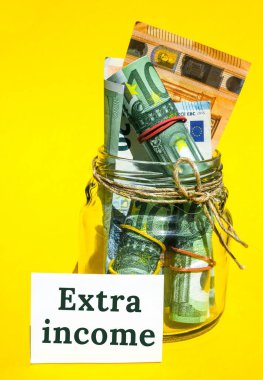 Avro nakit para ve yazılı ExTRA gelirli kağıt not. Finansal planlama kavramı. Yarı zamanlı dolandırıcılıktan ya da ikinci işten daha fazla para kazanırsın. Başlangıç yatırımı