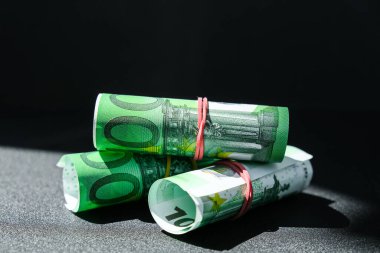 Euro para akışını kapat. Euro banknotu nakit para belirledi - AB para birimi. Lastik euro banknotlarıyla sarılmış. Zenginlik ve refah finansmanı iş bütçesi. Banknotlar farklı pozisyonlarda üst üste dizilmiş.