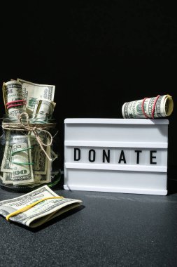 Üzerinde Amerikan doları banknotlarının etrafında siyah harflerle 