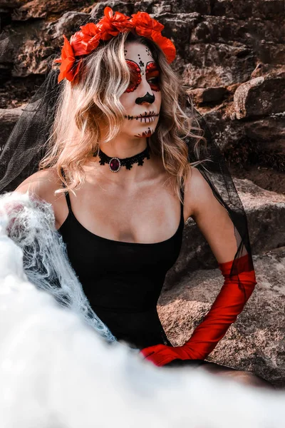 Primo piano ritratto di Calavera Catrina. Giovane donna con trucco teschio di zucchero e ragnatela bianca. Dia de los muertos. Il giorno dei morti. Halloween. — Foto Stock