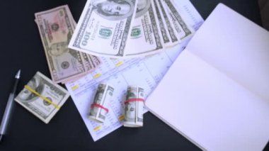 İş kadını, Amerikan dolarlarını sergiliyor. Yakın plan. Gelir ve İş Konsepti. Satış, rüşvet, yolsuzluk konsepti. El çabukluğu. Milenyum Samimi, otantik kadın elleri