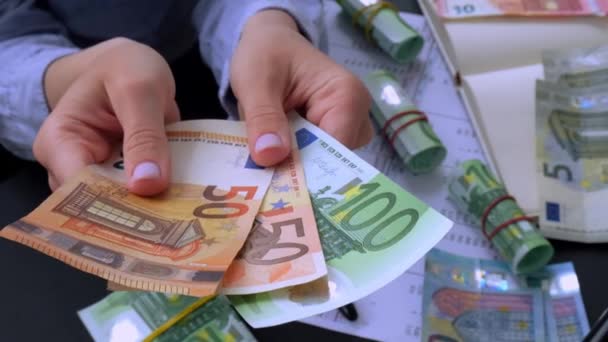 Slow motion Zakelijke vrouw Weergave van een Spread van Cash euro 's. Een close-up. Inkomens- en bedrijfsconcept. Venaliteit, omkoping, corruptie concept. Hand die geld weggeeft. Millennial openhartige authentieke vrouwelijke — Stockvideo