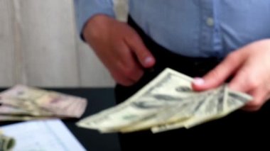 İş kadını, Amerikan dolarlarını sergiliyor. Yakın plan. Gelir ve İş Konsepti. Satış, rüşvet, yolsuzluk konsepti. El çabukluğu. Milenyum Samimi, otantik kadın elleri