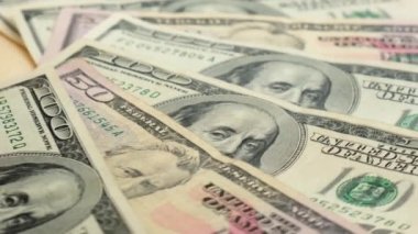 4K 100 dolarlık banknotlar dönüyor. Dönüşümlü kağıt para yakın plan. Paralı arka plan Amerikan 100 dolarlık banknotlar. Başkan Franklin 'in portresi, iş ve finans kavramı