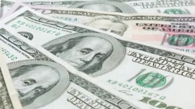 4K 100 dolarlık banknotlar dönüyor. Dönüşümlü kağıt para yakın plan. Paralı arka plan Amerikan 100 dolarlık banknotlar. Başkan Franklin 'in portresi, iş ve finans kavramı