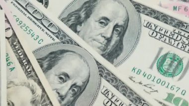 4K 100 dolarlık banknotlar dönüyor. Dönüşümlü kağıt para yakın plan. Paralı arka plan Amerikan 100 dolarlık banknotlar. Başkan Franklin 'in portresi, iş ve finans kavramı