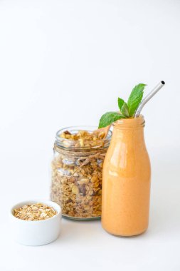 Mevsimlik balkabağı havuç püresi eko metalle detoks içerek saman kavanozu müsli müsli yulaf ezmesi kahvaltısı içer. Portakal suyu. Temiz yemek, kilo kaybı, sağlıklı beslenme konsepti, sebze suyu konsepti.