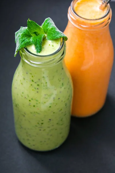 Seizoensgebonden Matcha Groene Veganistische Smoothie Met Chiazaad Munt Pompoen Wortel — Stockfoto